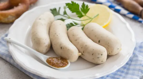 Biała kiełbasa z musztardą, cytryną i pietruszką. Zastanawiasz się nad biała kiełbasa kcal?