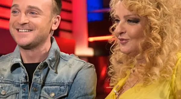 Mateusz Gessler i Magda Gessler to rodzina? Na zdjęciu widać ich razem, uśmiechniętych, w studiu telewizyjnym.