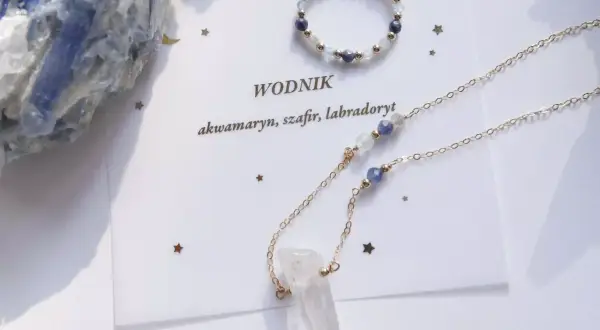 Delikatny naszyjnik z kryształem kwarcu i kamieniami dla Wodnika: akwamaryn, szafir, labradoryt.