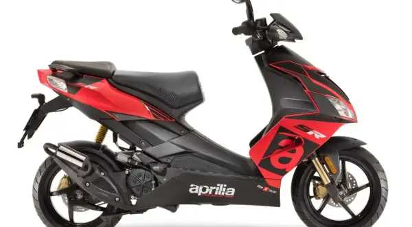Sportowy skuter Aprilia SR 50 w czerwono-czarnej kolorystyce. Zastanawiasz się, ile jedzie skuter 50 bez blokad? Ten model potrafi zaskoczyć!