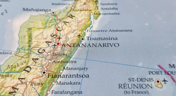 Mapa Madagaskaru z zaznaczonymi miastami, w tym Antananarywo. Planujesz podróż i zastanawiasz się nad madagaskar szczepienia?
