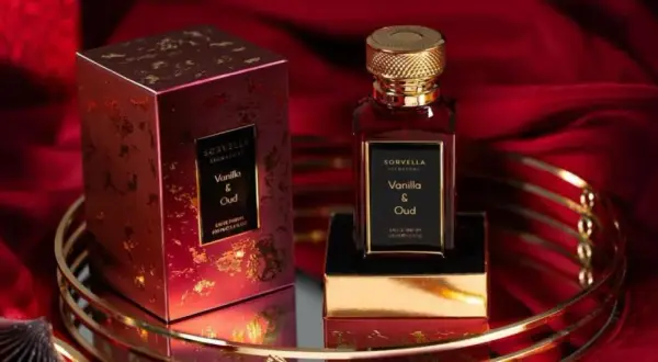 Eleganckie perfumy Sorvella Vanilla & Oud z ogonem, w bogatym, czerwonym opakowaniu, na złotym tle.