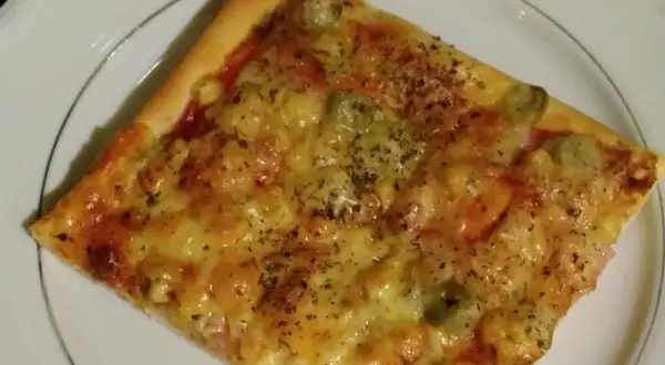 Idealna pizza: Szybkie rozmrażanie ciasta na pizzę bez wpadek