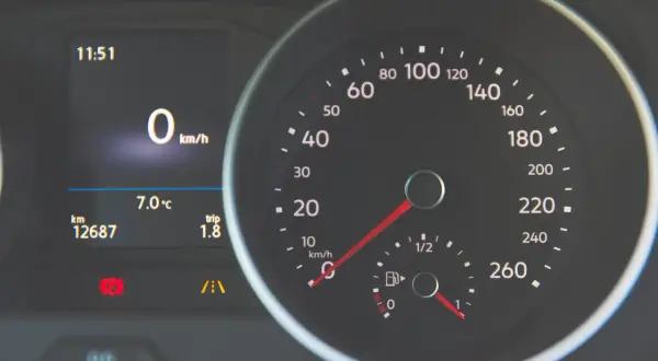 Na desce rozdzielczej widoczny jest licznik spalania paliwa, prędkościomierz i cyfrowy wyświetlacz z informacjami o temperaturze i przebiegu.