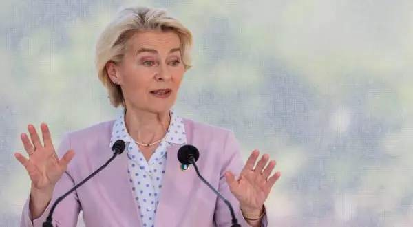 Ursula von der Leyen przemawia, wyjaśniając, czym jest mainstream. Jej gestykulacja i strój podkreślają jej pewność siebie.