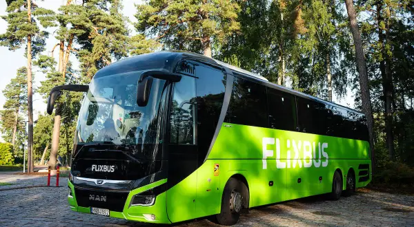 Zielone autokary Flixbus czekają na studentów! Skorzystaj z flixbus zniżka studencka na podróże po Europie.