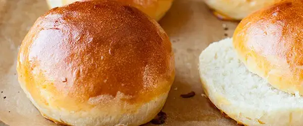 Jak kreatywnie wykorzystać bułki do hamburgerów w różnych potrawach