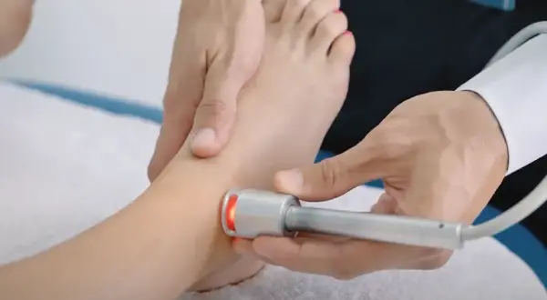 Laseroterapia w rehabilitacji: Poznaj jej moc na ból i regenerację