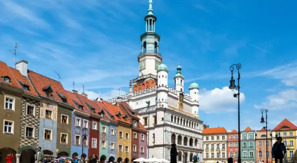 Kolorowe kamienice i renesansowy ratusz na poznańskim rynku.