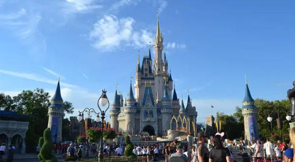 Tłum ludzi przed zamkiem w Disneylandzie. Ile jest disneylandów na świecie? Ten jeden jest magiczny!