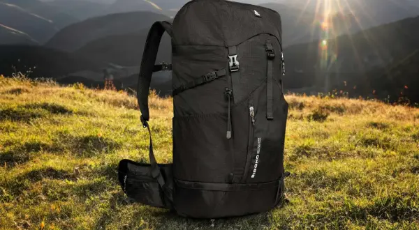 Una bolsa impermeable grande, lista para la aventura en la montaña.