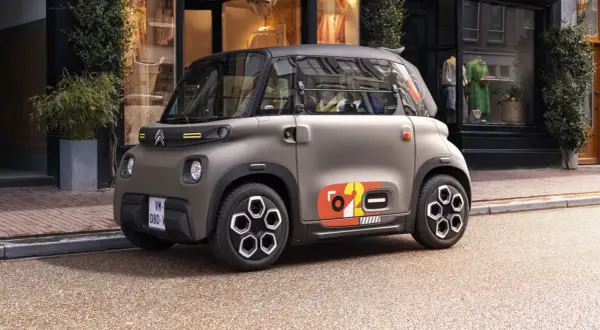 Citroën Ami, un veicolo compatto e agile, offre una guida sicura e divertente in città, con un design distintivo.