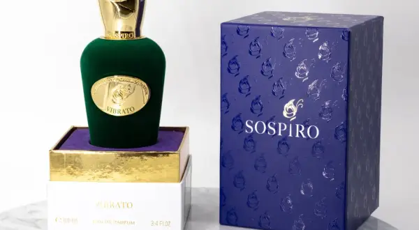 Elegancka butelka perfum Sospiro Vibrato w zielonym aksamicie, ze złotą nakrętką i ozdobnym pudełkiem.