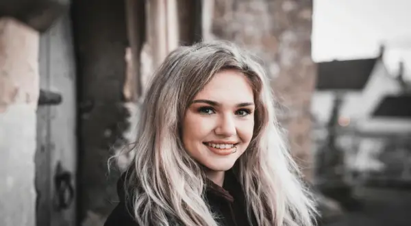 Uśmiechnięta blondynka z kolczykiem w wardze. Czy to jest ankier, co to?