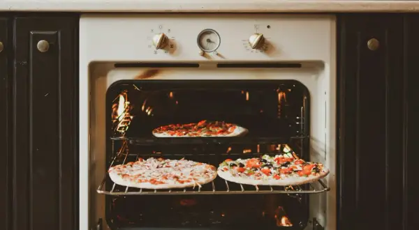 Pizza z termoobiegiem czy bez – która metoda zapewni lepszy smak?