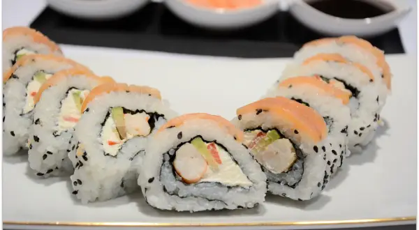 Roladki sushi z łososiem i krewetkami. Dowiedz się, jak przygotować krewetki do sushi, by były idealnym dodatkiem do Twoich ulubionych rolek.