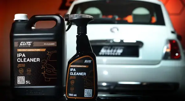 Dwa opakowania płynu do czyszczenia samochodów Elite Detailer IPA Cleaner, jeden 5L kanister i jeden 750ml spray, na tle białego samochodu.
