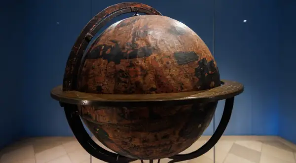 Der Behaim Globus, ein historisches Meisterwerk, zeigt die Welt vor der Entdeckung Amerikas.