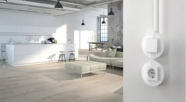 Moderne Küche und Wohnbereich mit zwei Steckdosen. Die Frage "wie viele steckdosen pro raum" wird hier durch die sichtbare Installation beantwortet.