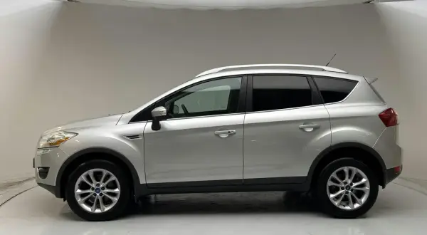 Silver Ford Kuga, sedd från sidan. En bil som kan ha ett ford kuga problem, men ser ren och fin ut här.