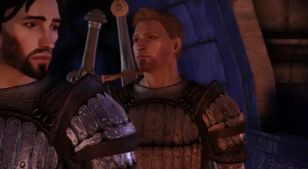 Dwóch rycerzy w zbrojach, jeden z brodą, drugi z krótkimi włosami. Scena z gry Dragon Age Origins, idealna do polskiego spolszczenia.