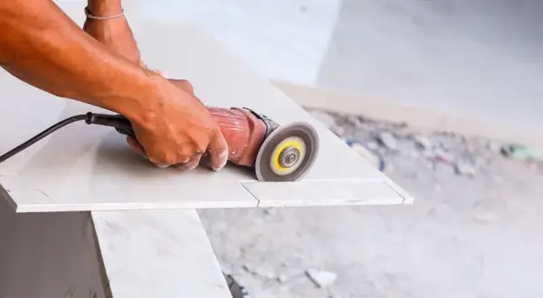 Jak bezpiecznie ciąć kamień dekoracyjny betonowy? Najlepsze narzędzia i techniki