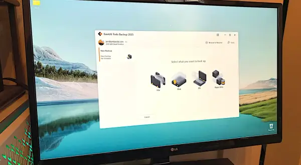 Ekran komputera z otwartym programem EaseUS Todo Backup, oferującym opcje tworzenia kopii zapasowych plików, dysków, systemu operacyjnego i danych aplikacji.