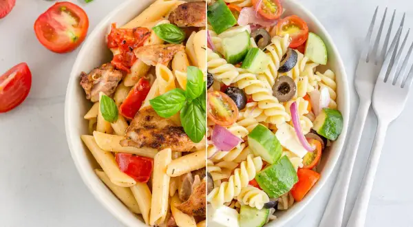 Dos deliciosas ensaladas de pasta: una con pollo a la parrilla y tomates, la otra con verduras frescas y queso.