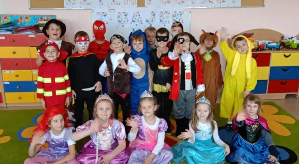 Myślę, że to świetny pomysł! Oto propozycja tytułu, która spełnia wszystkie kryteria: Projekt artystyczno-edukacyjny: przewodnik od pomysłu do sukcesu