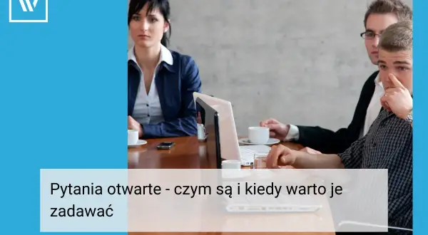 Ludzie na spotkaniu biznesowym, dyskutujący o tym, kiedy warto zadawać pytania otwarte. Przykłady takich pytań mogą pomóc w lepszym zrozumieniu sytuacji.