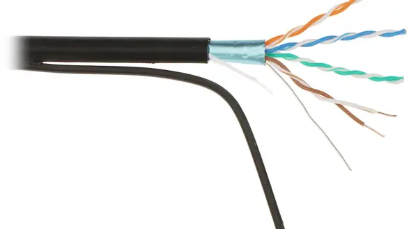 Kabel sieciowy u/ftp z odsłoniętymi, skręconymi parami przewodów w kolorach pomarańczowym, niebieskim, zielonym i brązowym.