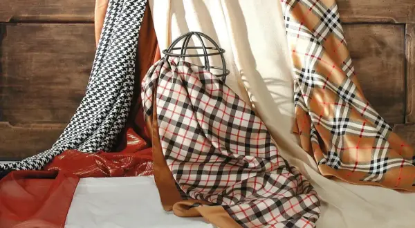 Elegancka gawroszka jak nosić? Wzory pepitka i kratka w różnych odsłonach, od klasycznej po nowoczesną.