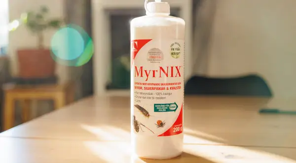 MyrNIX-flaska med kiselgur för att köpa, effektiv mot krypande skadedjur som myror och silverfiskar.