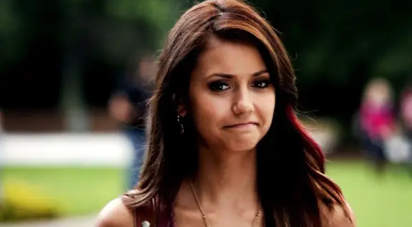 Nina Dobrev z charakterystycznym wyrazem twarzy, jakby zastanawiała się nad kolejną rolą w swoich filmach.