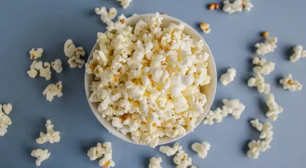 En skål med popcorn, perfekt för filmkvällen. Tänk på popcorn kalorier om du äter för mycket!