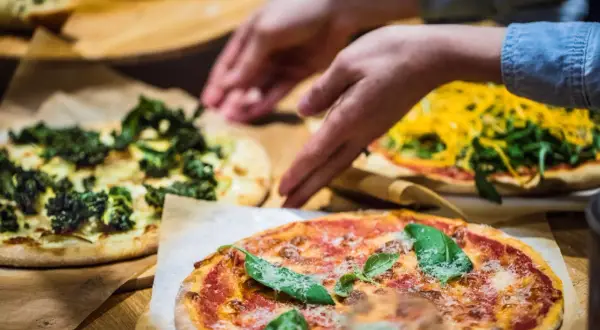 Härliga stenugnsbakade pizzor med färska grönsaker. Perfekt för en god måltid, men tänk på stenugnsbakad pizza kalorier om du vill hålla koll.