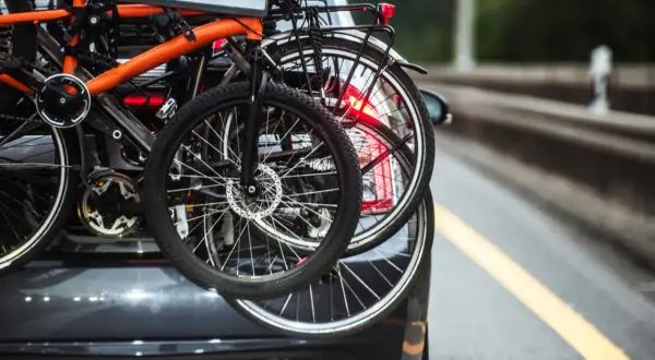 Porte-vélo sur hayon interdit, chargé de vélos, bloquant la visibilité des feux arrière.