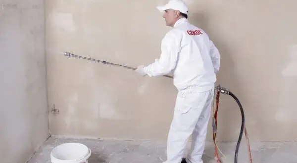 Co to jest tynk maszynowy gipsowy i jak może ułatwić prace budowlane