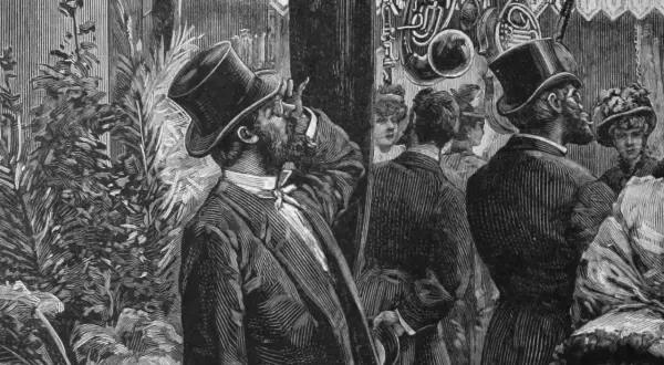 Ilustracja z "Lalki": mężczyźni w cylindrach i kobiety w strojach z epoki, w tle instrumenty muzyczne.