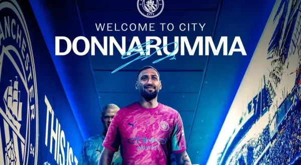 Gianluigi Donnarumma wita w Manchesterze City. Bramkarz w różowej koszulce z logo klubu.