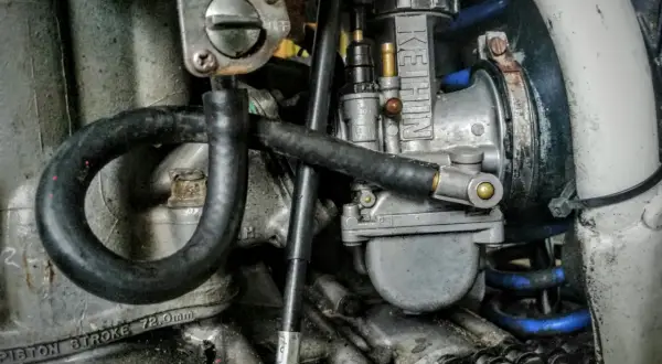 Zbliżenie na gaźnik motocyklowy marki Keihin, przewody paliwowe i fragment silnika.