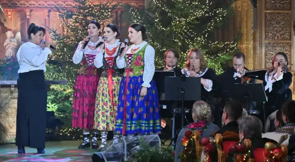 Wokalistki w strojach ludowych wykonują znane pastorałki, akompaniuje im zespół muzyczny.