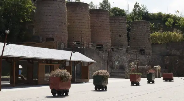 Antiguos altos hornos de Pontenova, con carretillas decoradas con plantas. Un lugar con mucho que ver.