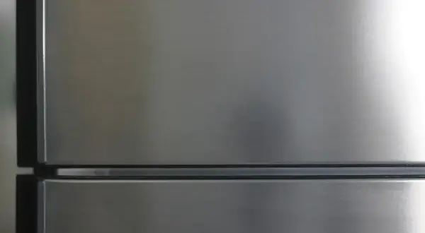 Chłodziarka Gorenje, znana z nowoczesnego designu i funkcjonalności, prezentuje się elegancko w stalowym wykończeniu.
