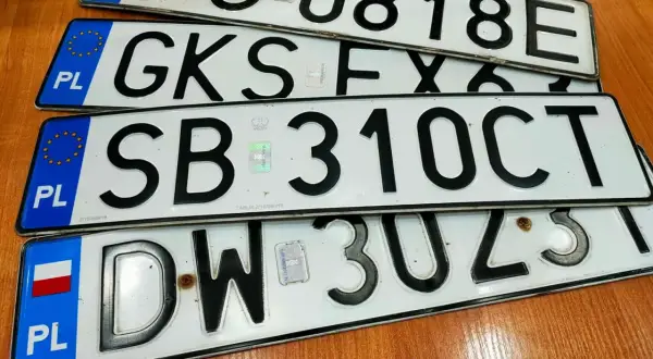 Stare tablice rejestracyjne wykazują numery: PO 0818E, GKS FX, SB 310CT, DW 3UZST.