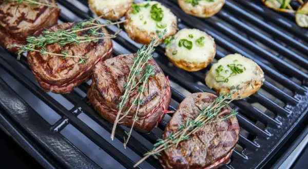 Saftige Rinderfilets und gefüllte Champignons auf dem Grill – tolle Grillen Ideen einfach zubereitet.