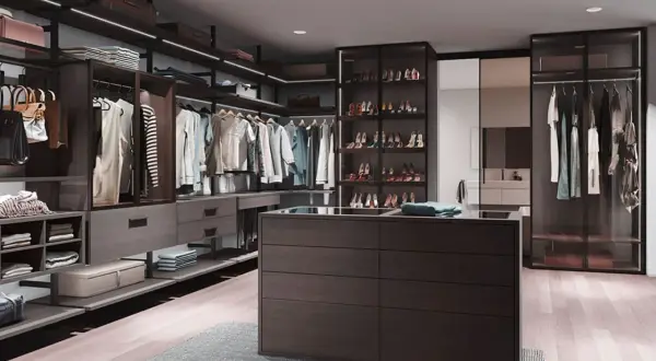 Elegante ankleidezimmer ideen mit dunklen Holzmöbeln, Kleiderstangen, Schuhregalen und einer zentralen Kommode.