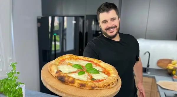 Jak układać składniki na pizzę, by uniknąć wilgotnego ciasta