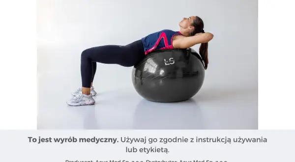 Kobieta ćwiczy na czarnej piłce gimnastycznej, opierając na niej plecy.