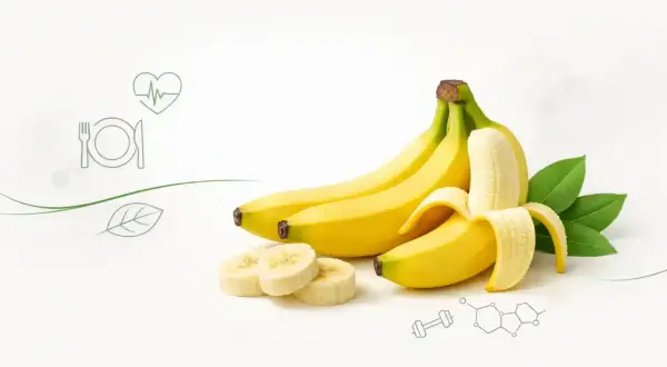 Banan, źródło witamin, prezentuje swoje bogactwo. Obok leżą plasterki i liście, a w tle symbole zdrowia i nauki.